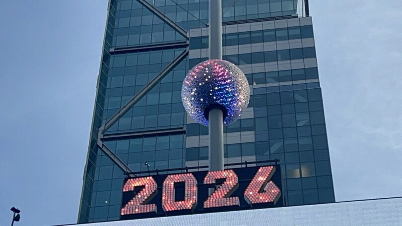 La boule de cristal Constellation au sommet du mât de One Times Square, au-dessus des chiffres lumineux 2026