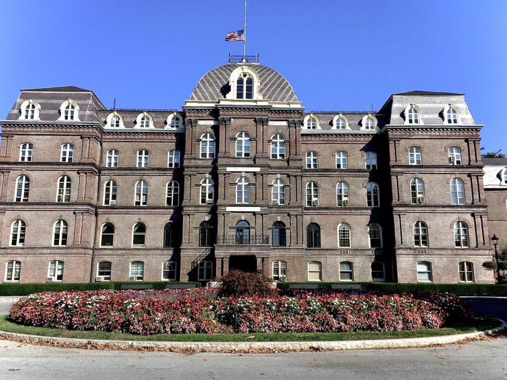 Le Main Building de Vassar College, long bâtiment de brique de style Second Empire, vu depuis la pelouse