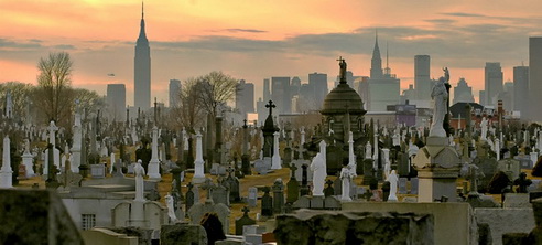 Le cimetière Calvary dans le Queens, ou des caveaux avec vue sur Manhattan