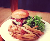 Quoi de mieux qu’une bière et un burger ?
