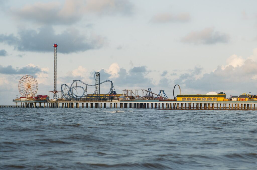 Le Pleasure Pier de Galveston et ses manèges, vus depuis la mer