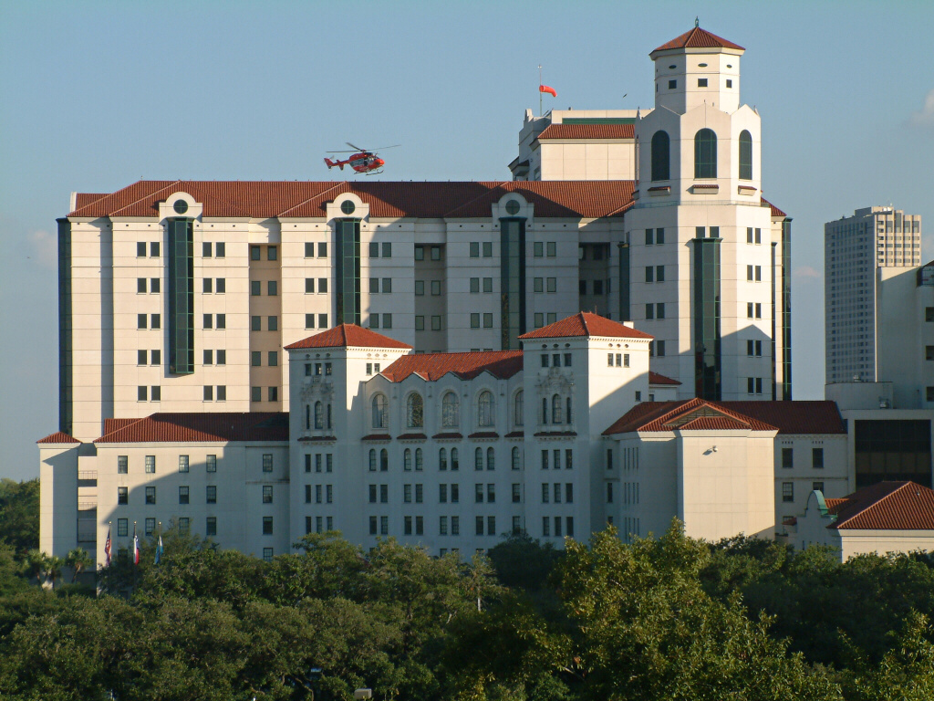Le bâtiment historique du Memorial Hermann Hospital et son héliport, au Texas Medical Center