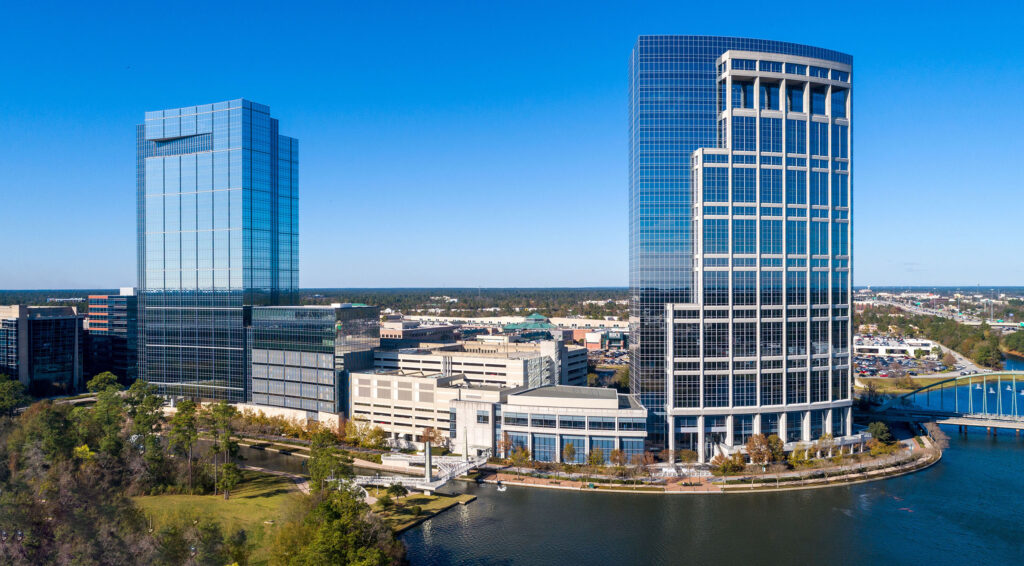 Deux tours de bureaux vitrées au bord du canal du Waterway, à The Woodlands, au nord de Houston