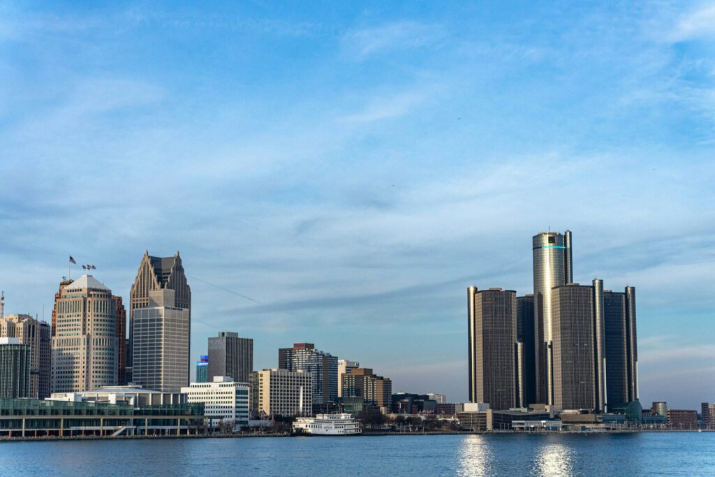 Vue sur la skyline de Détroit et la rivière, dans le Michigan