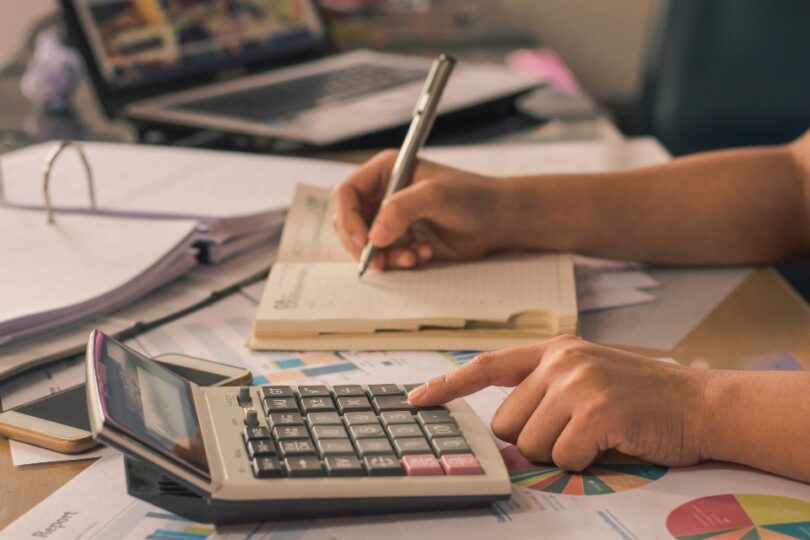 Calcul de budget avec une calculatrice