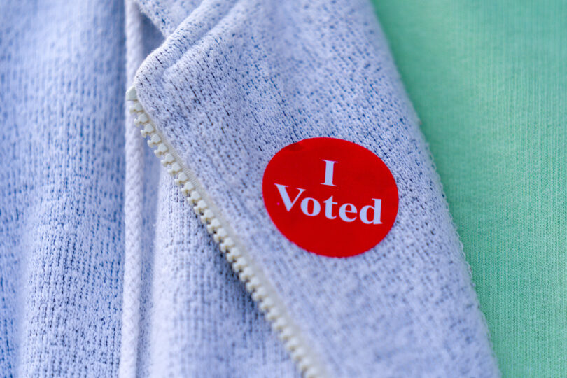 Un électeur porte l'autocollant « I Voted » remis à la sortie du bureau de vote, le jour de l'élection