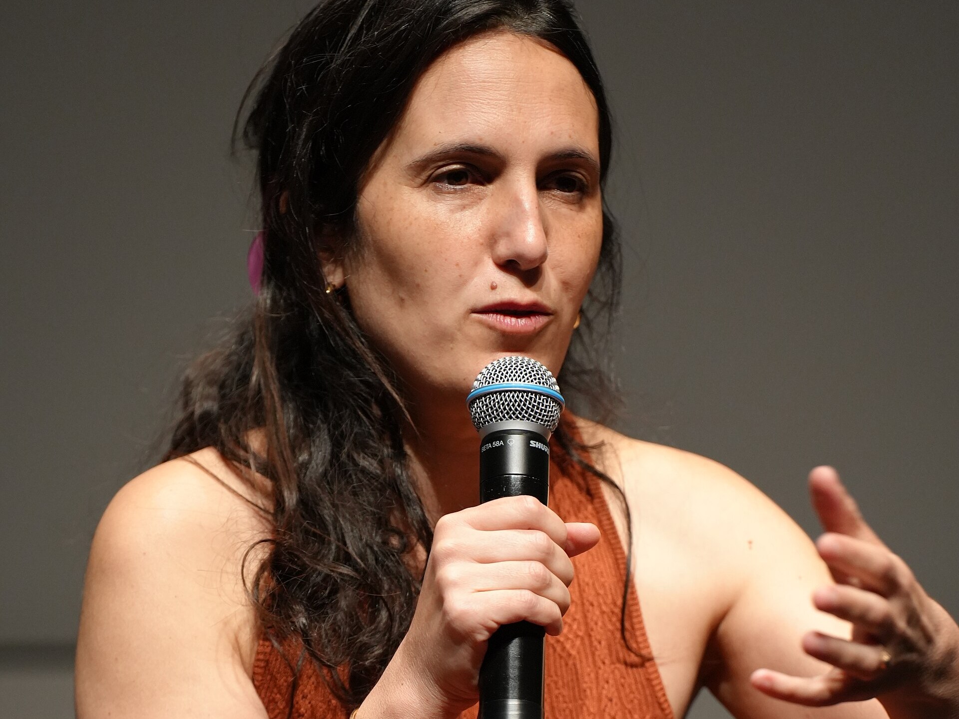 Lila Pinell, micro en main, au Festival de Cannes 2026