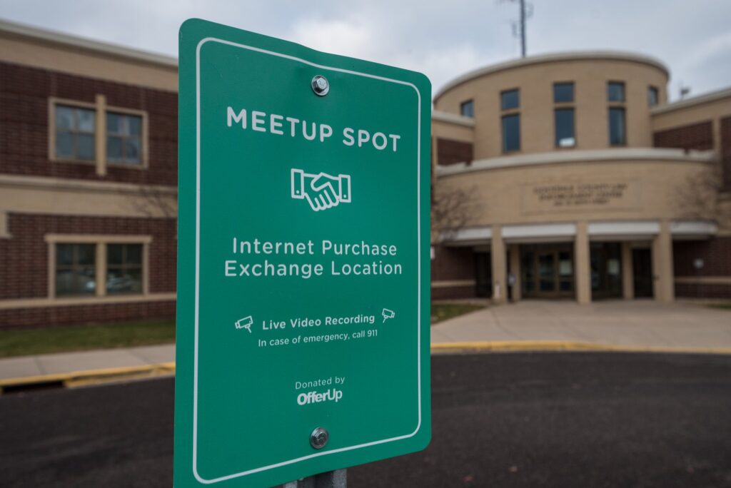 Panneau vert « Meetup Spot, Internet Purchase Exchange Location, Live Video Recording » devant le bâtiment du bureau du shérif du comté de Goodhue, à Red Wing, Minnesota