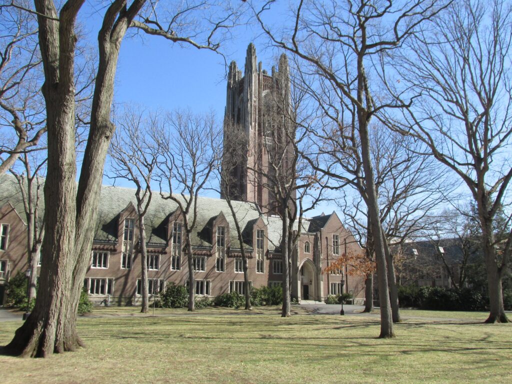 Green Hall et la tour Galen Stone, en pierre grise de style gothique, sur le campus de Wellesley College