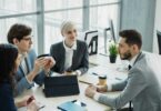 Réunion d'équipe dans une entreprise