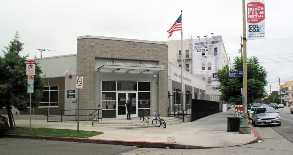 Façade grise d'un bureau local de la Social Security Administration, 1122 Vine Street à Los Angeles, avec un drapeau américain