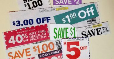Coupons de réduction découpés dans des prospectus américains et étalés sur une table : « Save $1.00 », « Save $2 », « $3.00 off », 40 % de remise sur un article au prix normal, « $5 off »