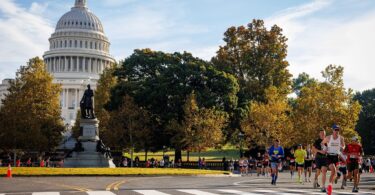 Coureurs du Marine Corps Marathon devant le Capitole, à Washington D.C.