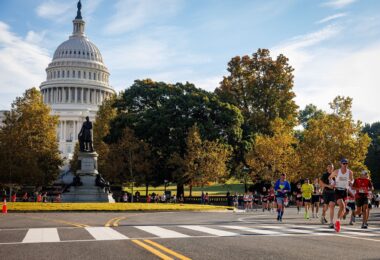 Coureurs du Marine Corps Marathon devant le Capitole, à Washington D.C.