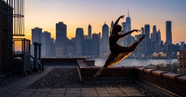 Silhouette à contre-jour d'une danseuse en plein saut sur le toit d'un immeuble, devant les gratte-ciel de Manhattan au crépuscule