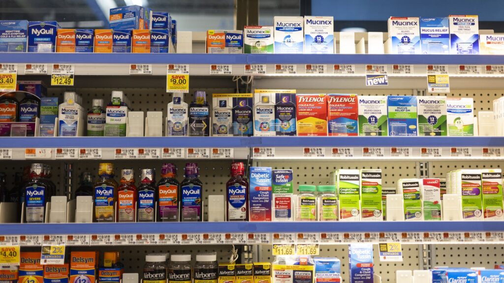 Étagères de sirops et de boîtes contre le rhume et la toux en vente libre, de plusieurs marques, avec leurs étiquettes de prix
