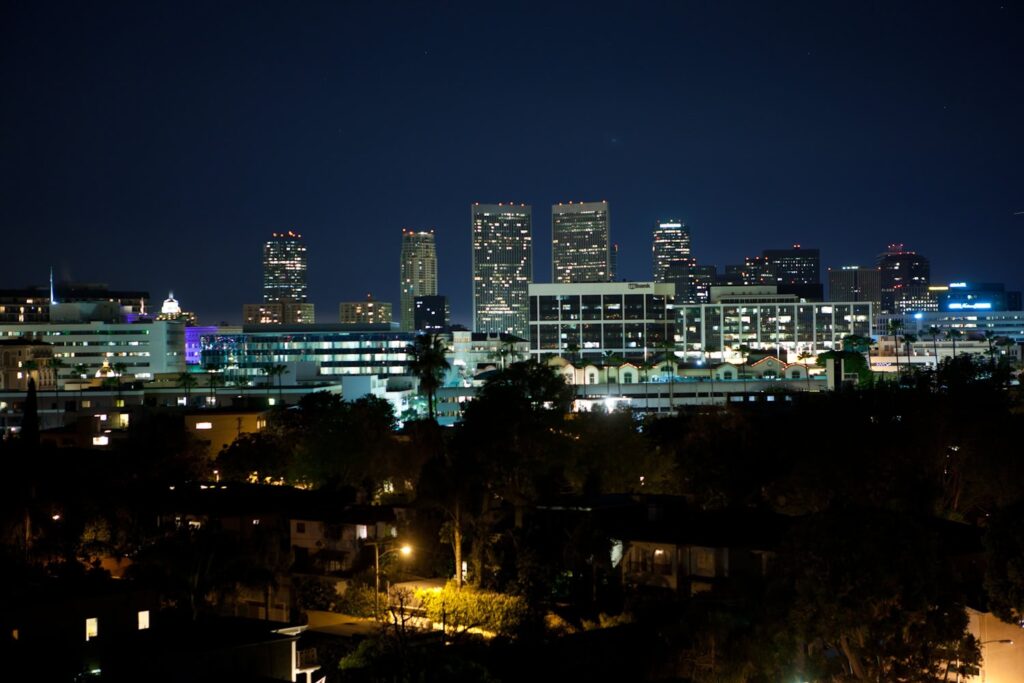 Vue nocturne du centre-ville de Beverly Hills, en Californie