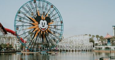 visiter-anaheim-disneyland-packing-district-angel-stadium