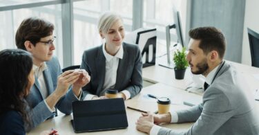 Réunion d'équipe dans une entreprise