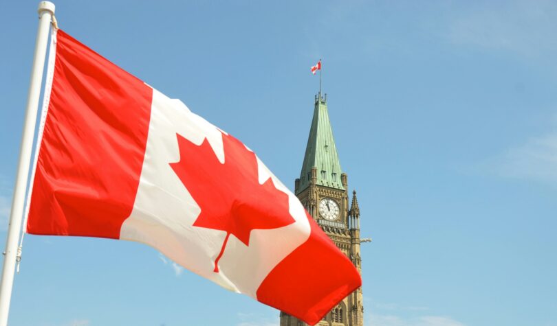 Drapeau canadien devant la tour de la Paix du Parlement à Ottawa