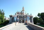 Le pont-levis et les tours roses et bleues du château de la Belle au bois dormant, à l'entrée de Fantasyland, à Disneyland