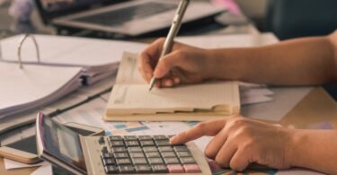 Calcul de budget avec une calculatrice