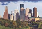 Les gratte-ciel du centre-ville de Houston au-dessus des arbres de Buffalo Bayou, en fin de journée