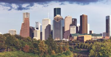 Les gratte-ciel du centre-ville de Houston au-dessus des arbres de Buffalo Bayou, en fin de journée