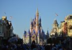 Le château de Cendrillon du Magic Kingdom vu depuis Main Street, U.S.A., de jour