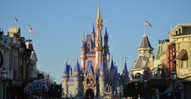 Le château de Cendrillon du Magic Kingdom vu depuis Main Street, U.S.A., de jour