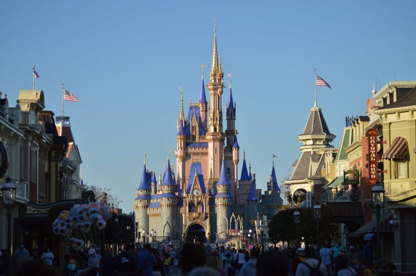 Le château de Cendrillon du Magic Kingdom vu depuis Main Street, U.S.A., de jour