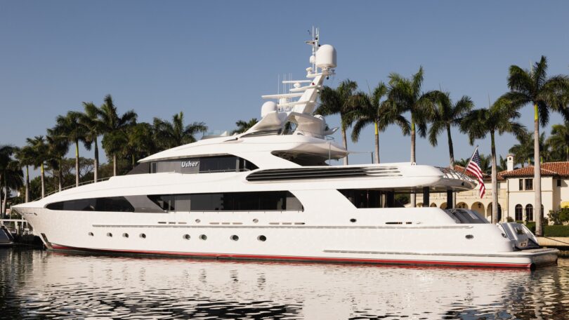 Superyacht blanc amarré devant des palmiers, Miami Beach Yacht Collection