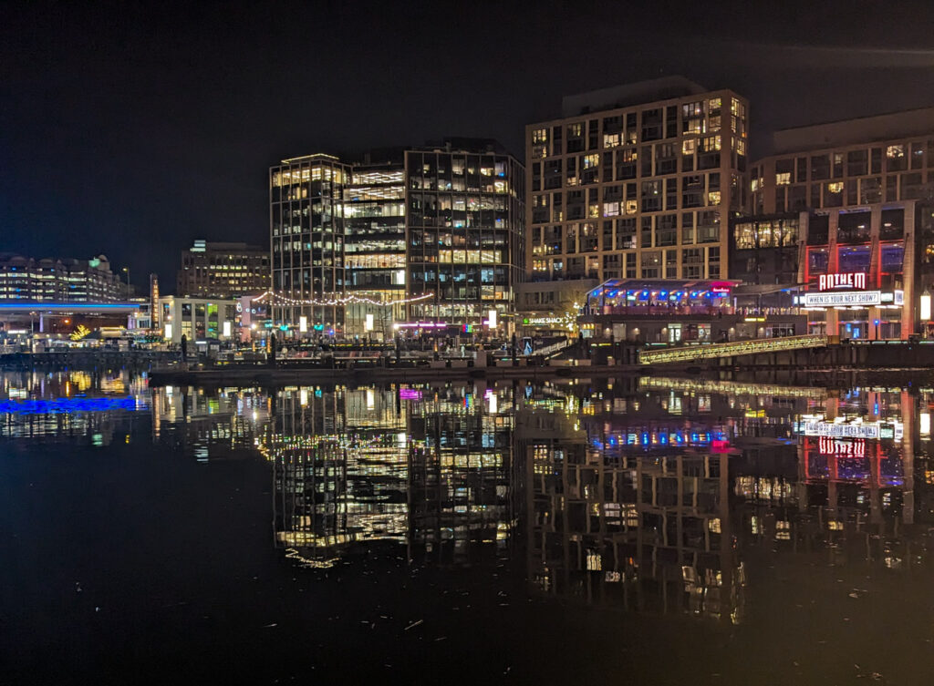 Les immeubles de The Wharf illuminés et leur reflet dans le chenal du Potomac, la nuit