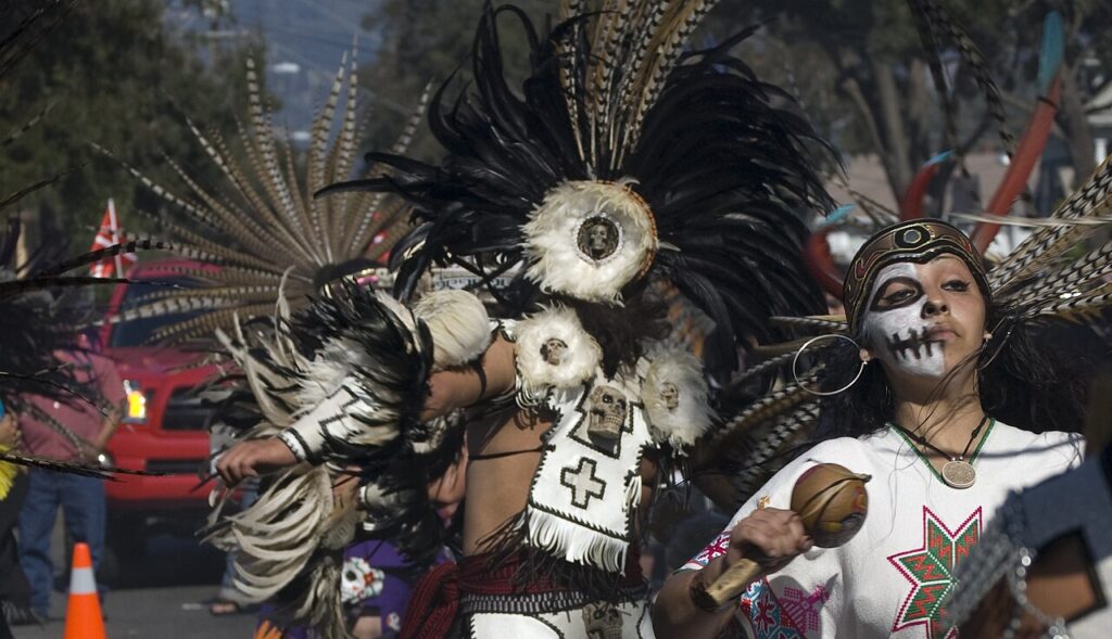 Danseurs aztèques au festival du Día de los Muertos d’Oakland