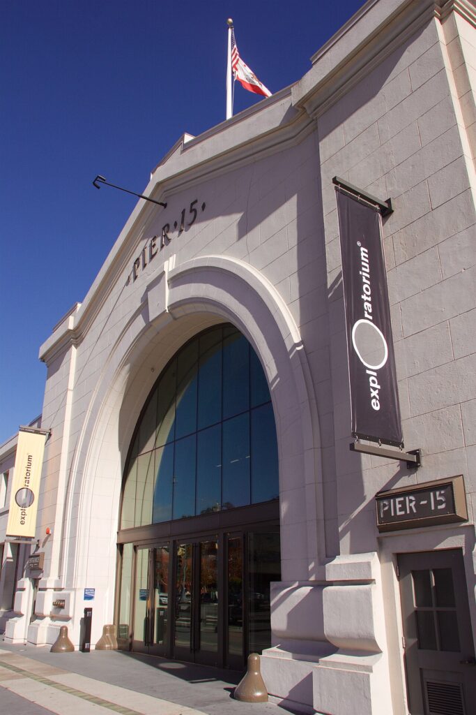 Entrée de l’Exploratorium au Pier 15 à San Francisco