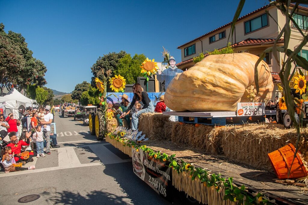 Citrouille géante sur un char de la Great Pumpkin Parade à Half Moon Bay