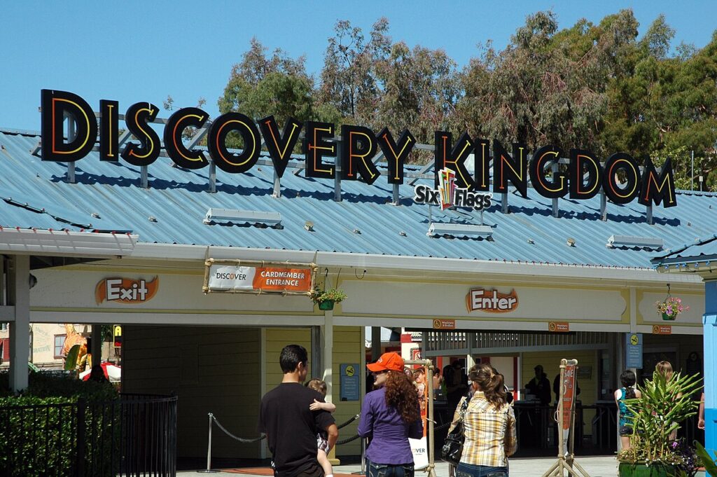Entrée du parc Six Flags Discovery Kingdom à Vallejo