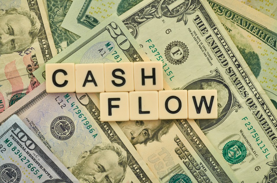Billets de dollars et lettres formant « cash flow »