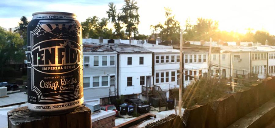 Canette de bière sur le rebord du toit du Red Derby, vue sur Columbia Heights